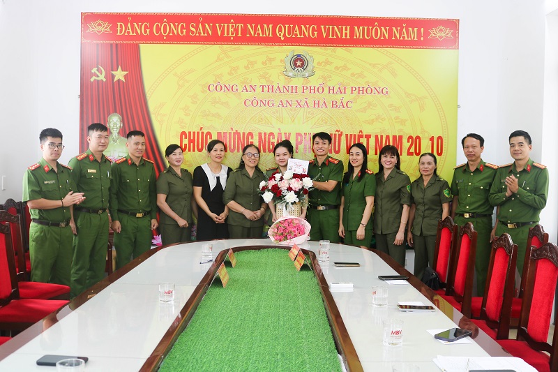 Công an xã Hà Bắc tổ chức gặp mặt chúc mừng Ngày Phụ nữ Việt Nam 20/10